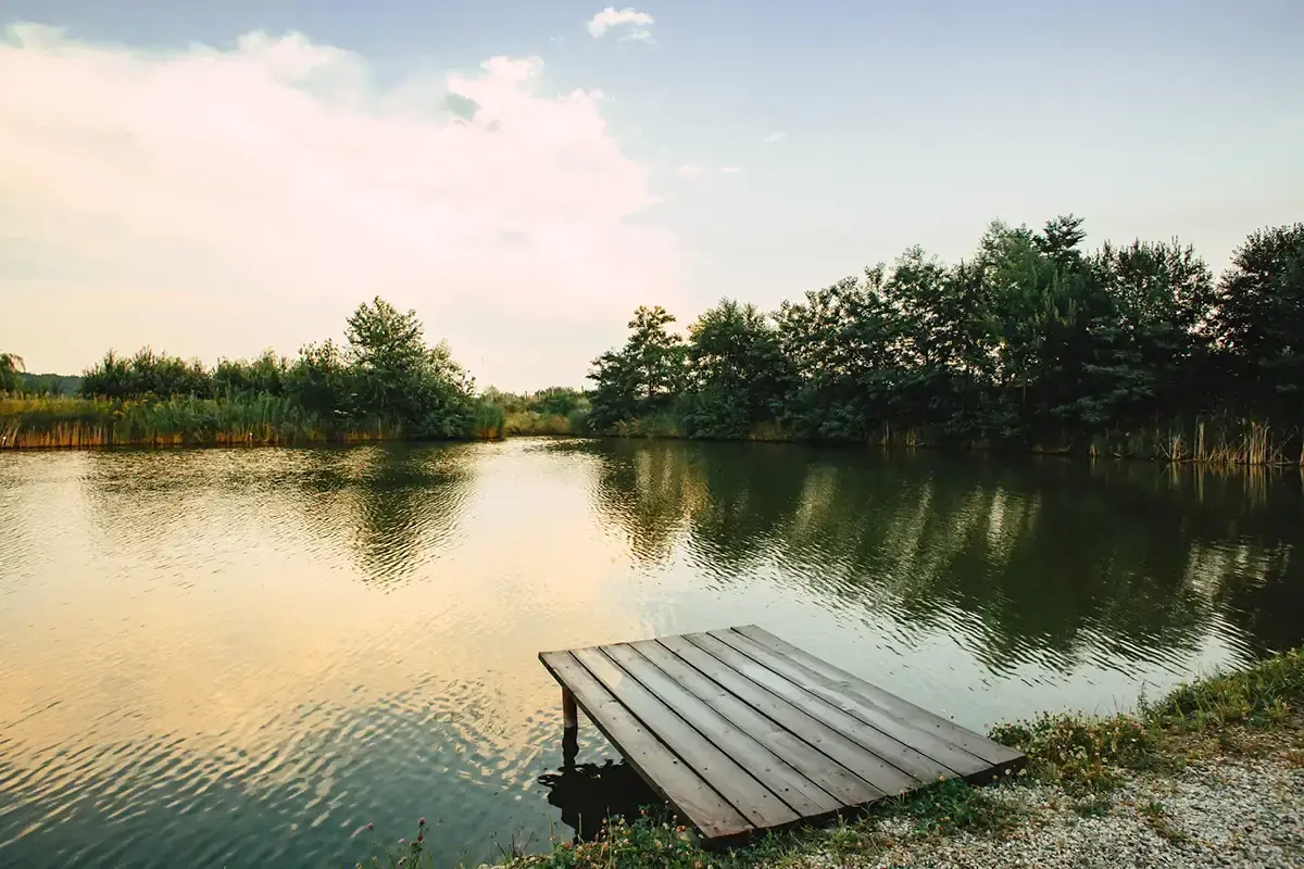 Ponton la Lacul Mic pentru pescuit amator