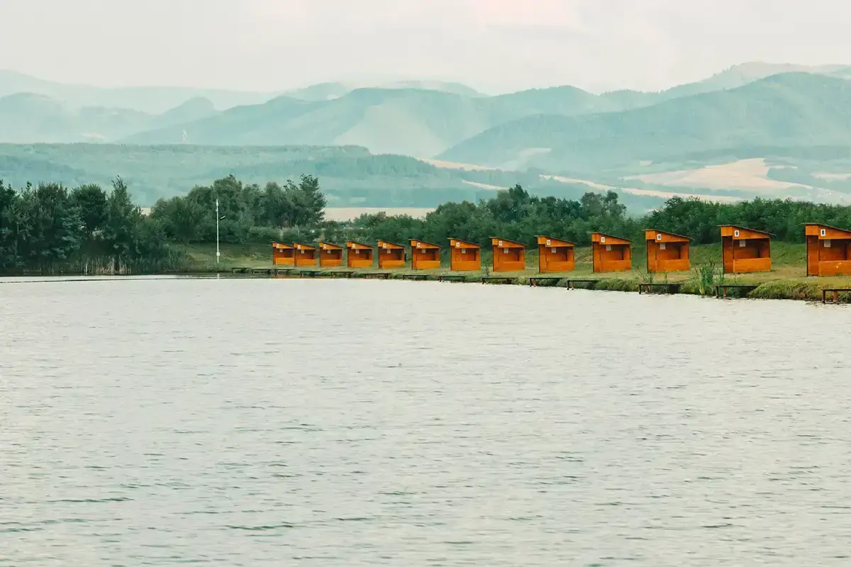 Căsuțele de la balta de pescuit de la Lacul Mic, Sibiu